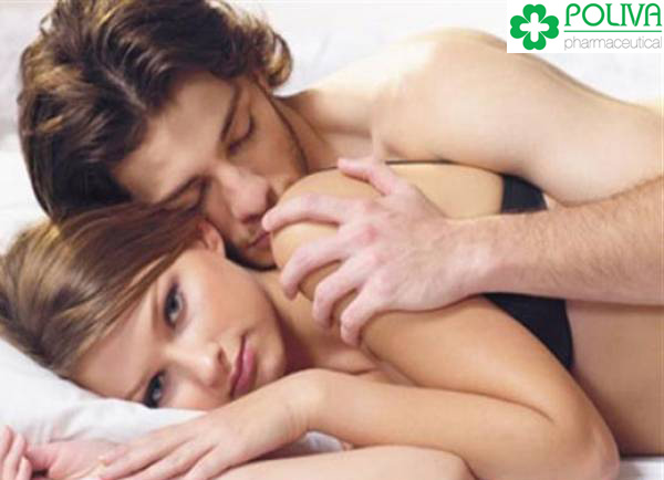 Vuốt ve cánh tay mang lại cảm giác gần gũi và dễ chịu.