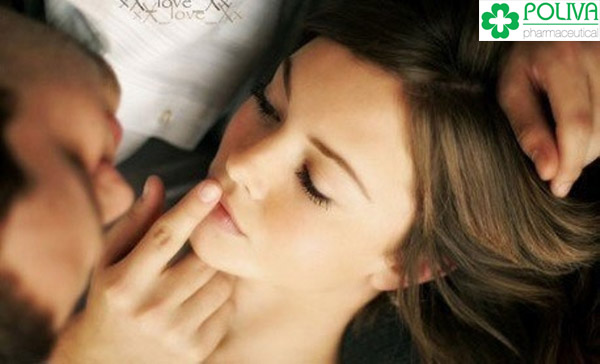 Cô ấy từ chối mọi sự âu yếm từ bạn.