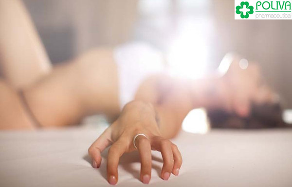 Khi phụ nữ lên đỉnh, bàn tay của họ sẽ muốn bấu víu lấy bất cứ thứ nào đó.
