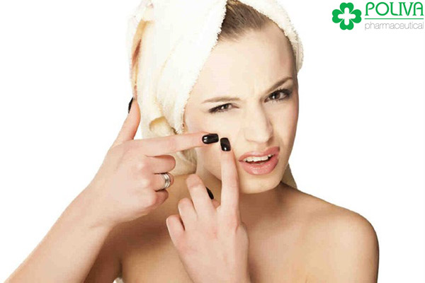 Gần ngày kinh nguyệt nhiều người bị mọc mụn kém duyên trên mặt.