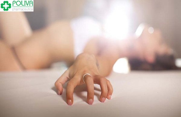 Khi lên đỉnh, thân thể phái nữ trở nên cương cứng, tay muốn bấu víu mạnh vào đâu đó.