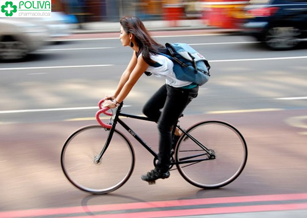 Đi xe đạp gặp chỗ xóc, ổ gà khiến vùng kín bị va đập, đau.