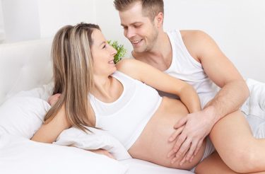 4 tư thế quan hệ vợ chồng khi mang thai kích thích nhưng an toàn