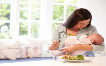 Phụ nữ sau sinh nên ăn gì để tốt mẹ khỏe con?