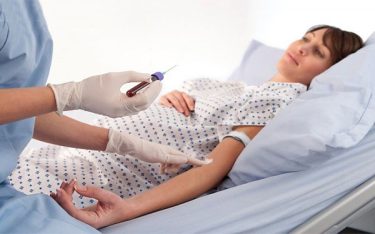 Cổ tử cung mở chậm, tiêm thuốc kích đẻ có ảnh hưởng gì không?