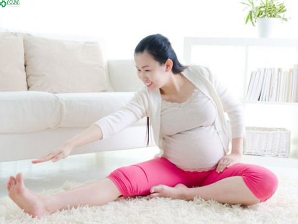 Nằm, ngồi thư giãn giúp mẹ bầu giảm triệu chứng chuột rút khi mang thai