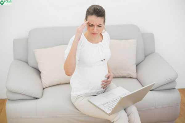 Đứng lên ngồi xuống là một trong những nguyên nhân dẫn đến tình trạng mẹ bầu đau đầu khi mang thai