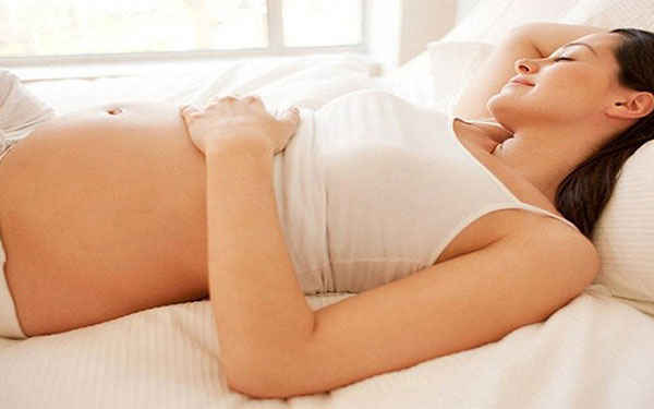 Mẹ bầu NÊN hay KHÔNG NÊN nằm ngửa khi mang thai?
