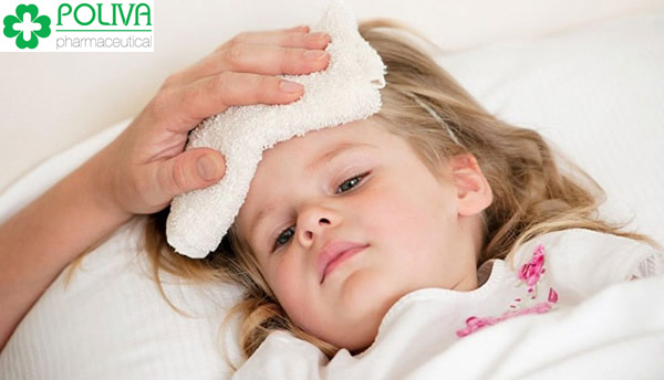 Trẻ bị sốt chân tay lạnh có thể hạ thân nhiệt nhanh nhưng lại khiến trẻ mệt mỏi.