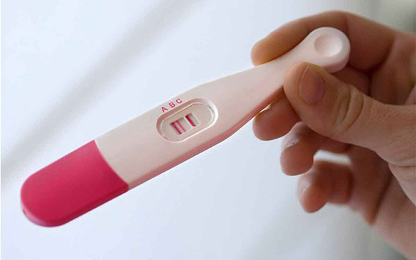 Dùng que thử thai vào buổi tối có được không, có chuẩn và chính xác?