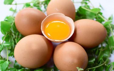 Liệu phụ nữ sinh mổ ăn trứng gà được không?
