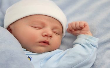 Lời khuyên cho mẹ khi thấy trẻ sơ sinh ngủ ít