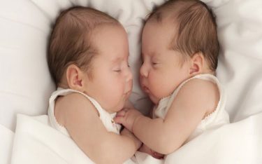 Sinh đôi cùng trứng là gì? Trẻ sinh đôi cùng trứng có giống nhau không?
