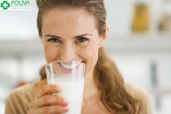 Uống lý sữa ấm trước khi cho con bú kích thích tạo sữa, cho sữa mẹ sánh đặc.