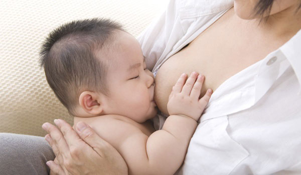Mẹ nên cho con bú thường xuyên giúp "kích thích" tăng tiết sữa, cải thiện sữa mẹ bị loãng