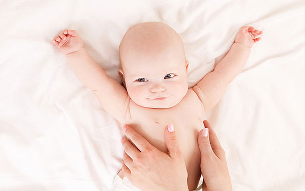 Vì sao trẻ sơ sinh hay vặn mình, rặn è è đỏ mặt và ọc sữa nhiều