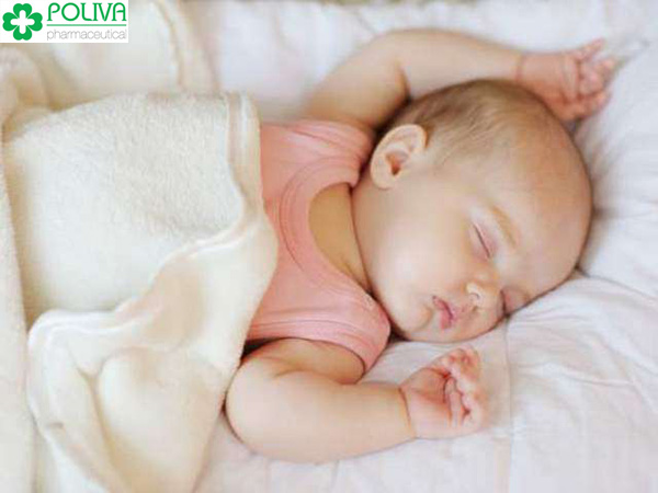 Trẻ sơ sinh ngủ hay vặn mình – Mẹ nên làm gì?