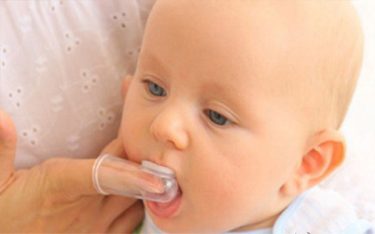 Tưa lưỡi ở trẻ sơ sinh tuy không nguy hiểm nhưng khiến nhiều mẹ đau đầu