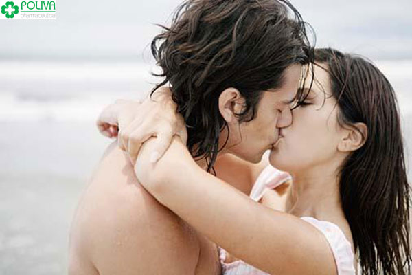 Dù hôn má hay hôn môi khả năng nhiễm HIV đều rất thấp