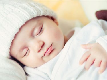 Phải làm sao khi trẻ sơ sinh ngủ nhiều bú ít? Xem ngay để biết