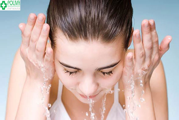 Làm sạch da là một trong những bước trị mụn bằng hồ nước hiệu quả
