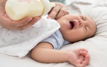 Nhỏ sữa mẹ vào mắt trẻ sơ sinh có thật sự an toàn hay không?