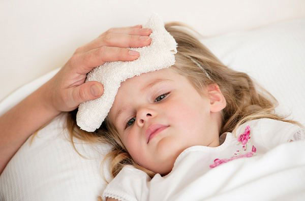 Phải làm sao khi trẻ bị sốt nhẹ? Cách phòng ngừa trẻ bị sốt nhiều ngày