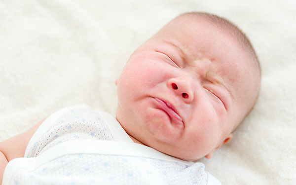 Trẻ sơ sinh bị nổi mụn mủ trên đầu phải xử lý như thế nào?