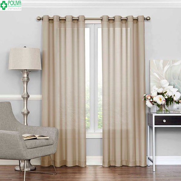 Mẫu rèm cửa màu kem nhạt khá hợp với bức tường màu trắng tạo nét hài hòa cho cả căn phòng