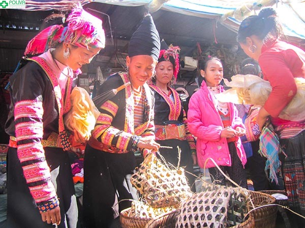 Phiên chợ bán những đặc sản và mặt hàng thiết yếu cho cuộc sống của người dân.