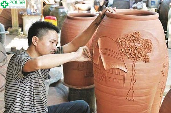 một nghệ nhân làm gốm tại Hương Canh
