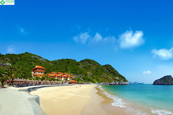 Bãi biển Đồ Sơn thu hút du khách bởi vẻ đẹp của biển xanh cát trắng!