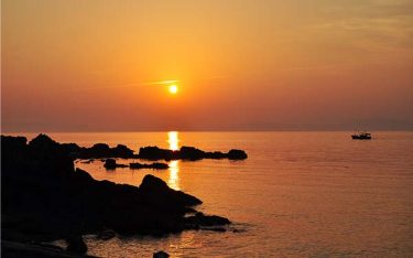 Bãi biển Trà Cổ : Vẻ đẹp lãng mạn của thiên nhiên Quảng Ninh