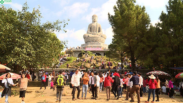 Rất đông du khách tới tham gia Lễ hội Chùa Phật Tích.