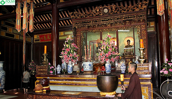 Bàn thờ Phật phía trong Điện Đại Hùng.