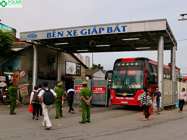 Bạn có thể tới bến xe Giáp Bát để bắt xe khách tới Ninh Bình.