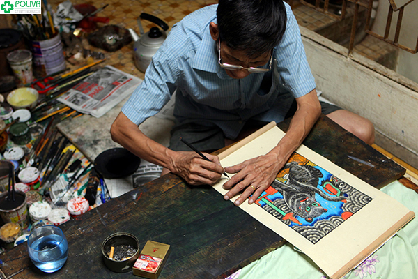 Một nghệ nhân đang làm tranh ở Làng Hồ.