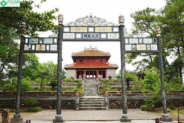 Lăng Minh Mạng nằm khá gần trung tâm thành phố Huế.