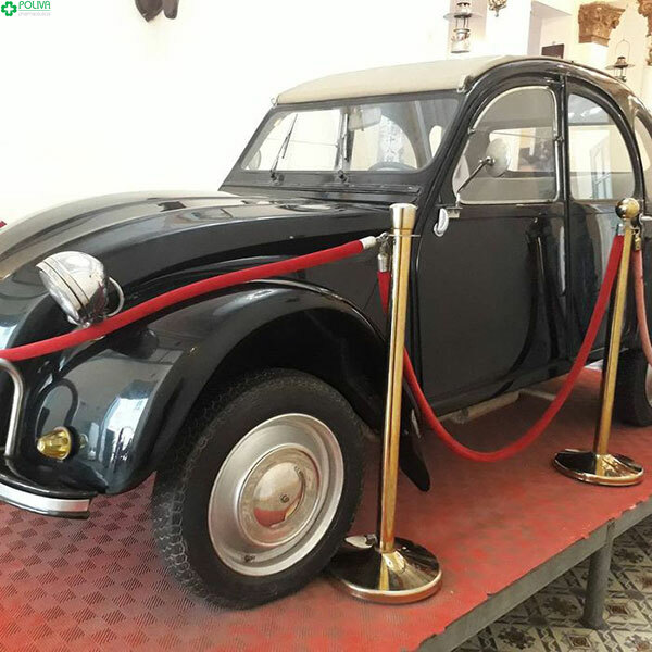 Chiếc ô tô cổ được trưng bày ngay cửa vào nhà Công tử Bạc Liêu