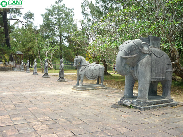 Tượng voi, ngựa hầu ở Bái Đình.