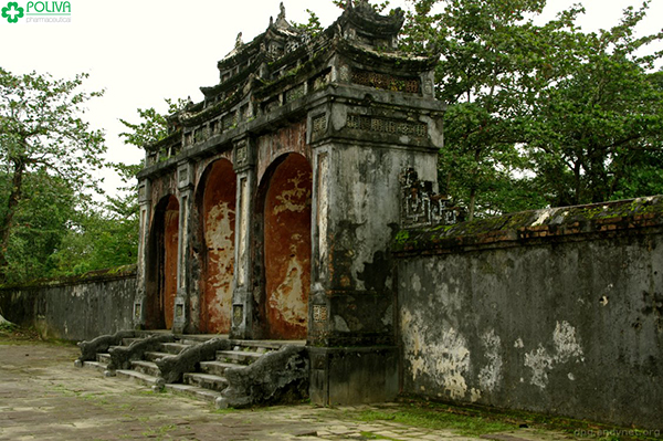 Đại Hồng Môn - cổng chính vào lăng.