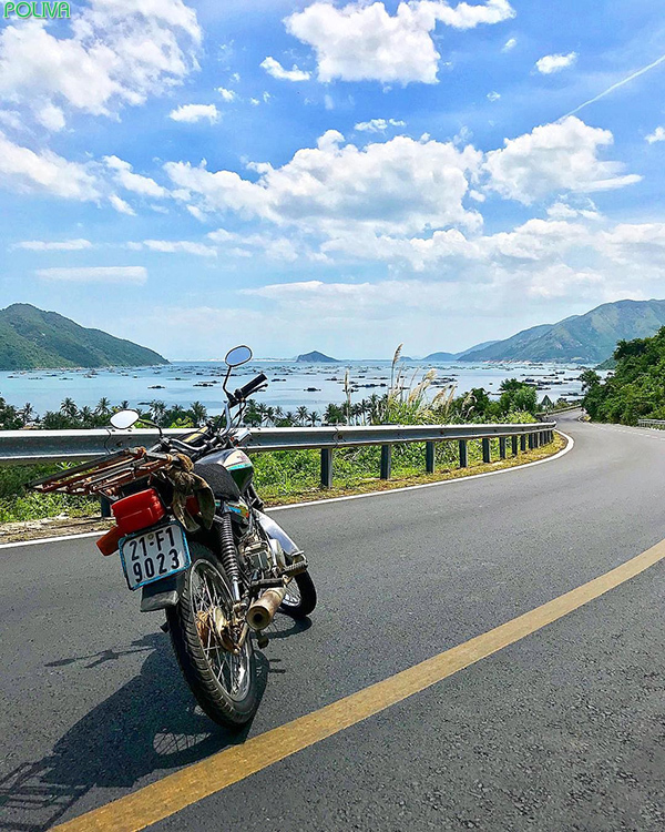 Di chuyển bằng xe máy bạn sẽ được ngắm nhìn khung cảnh thiên nhiên Phú Yên tuyệt đẹp.