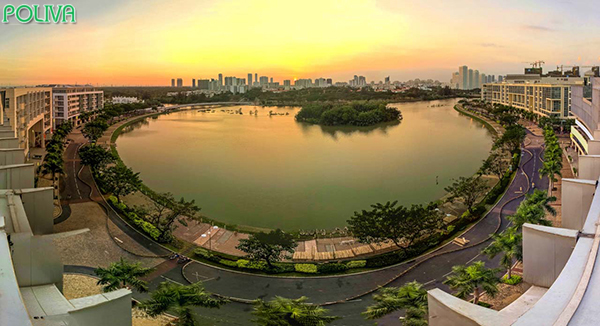 Hồ Bán Nguyệt là điểm hẹn tán gẫu của giới trẻ Sài Gòn.