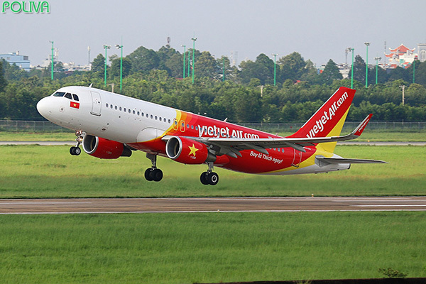 Nếu ở xa, hành khách có thể di chuyển tới Nha Trang bằng máy bay.