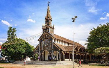 Nhà thờ gỗ Kon Tum: Vẻ uy nghi tráng lệ có tuổi đời 100 năm
