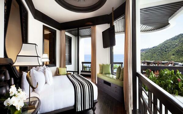 Nội thất phòng ngủ thể hiện sự đẳng cấp của khách sạn Intercontinental Đà Nẵng Sun Peninsula