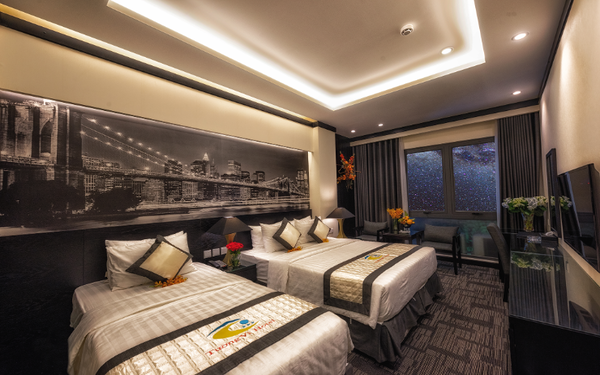 Nội thất khách sạn mini theo gam màu tối được điểm xuyến bằng tranh nghệ thuật