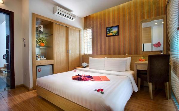 Không gian ấm ấp được trang bị vật dụng tiện nghi của khách sạn Tú Linh Palace