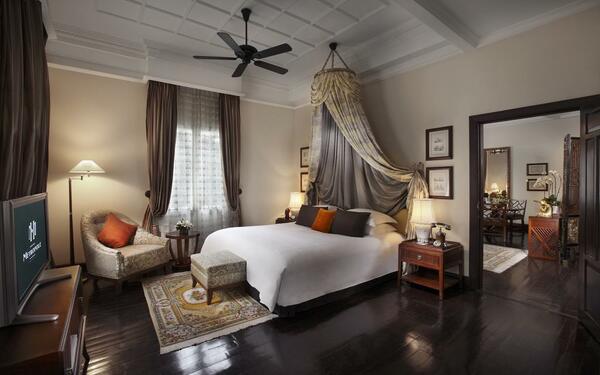 Phòng ngủ mang phong cách kiến truc` cổ kính Pháp của khách sạn Sofitel Legend Metropole
