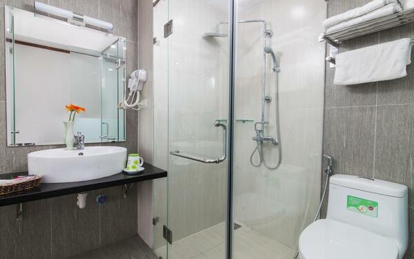 Nội thất khách sạn Mini Bei Ami với hệ thống ánh sáng tự nhiên của phòng tắm